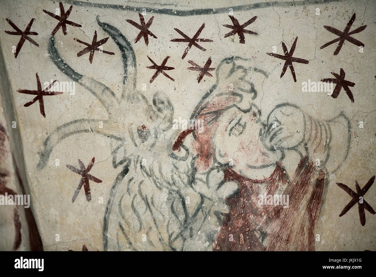 Dänischen mittelalterlichen religiösen Fresko aus dem 12. Jahrhundert im romanischen Stil Kvaerkeby Kirche Darstellung des Teufels, der etwas zu einem Bier-Dri Flüstern Stockfoto