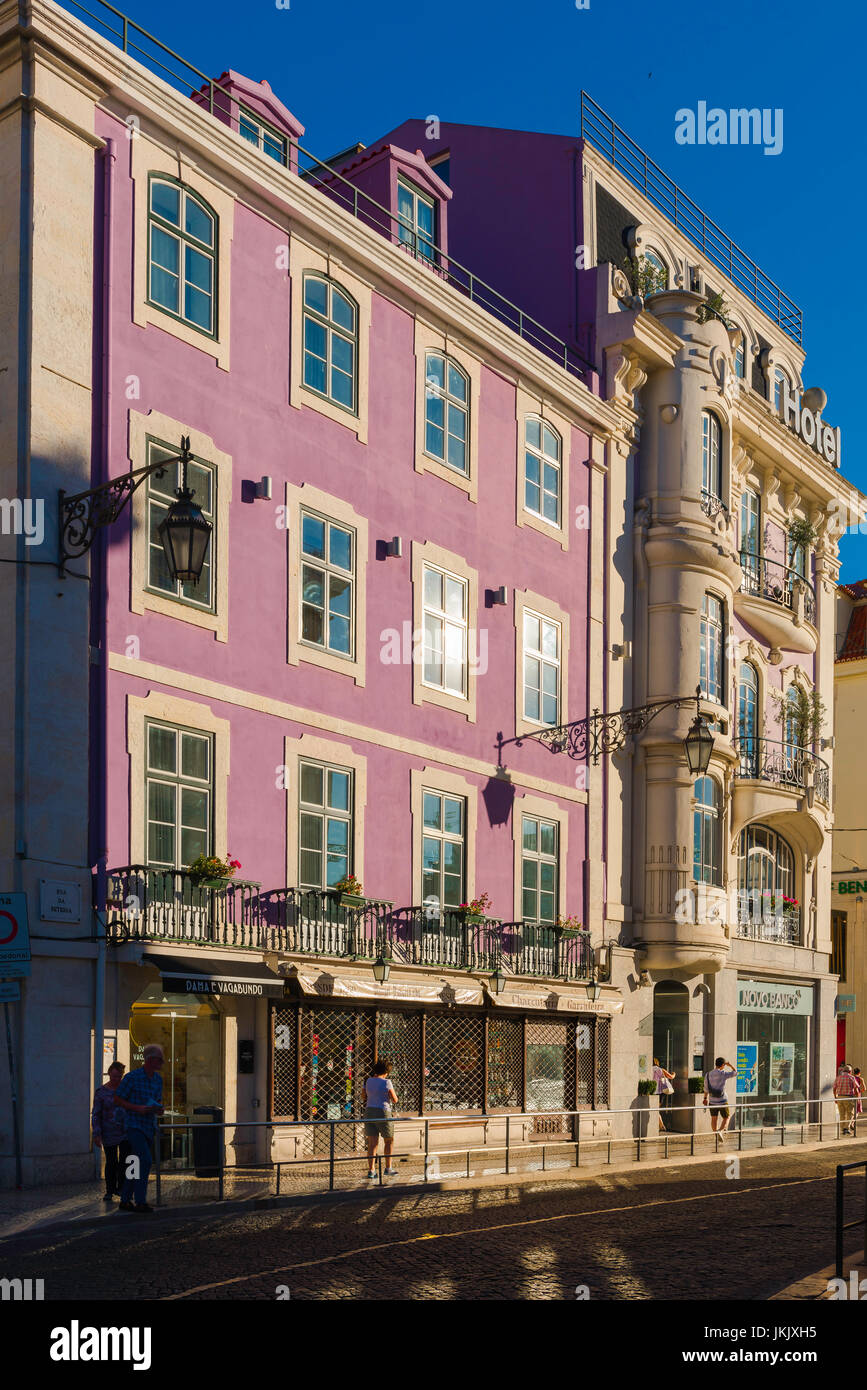 Lissabon-Architektur Baixa, Ansicht von Gebäuden in der Nähe von Rossio, einschließlich der Jugendstil Hotel Internacional, bei Sonnenuntergang, Lissabon Portugal beleuchtet. Stockfoto