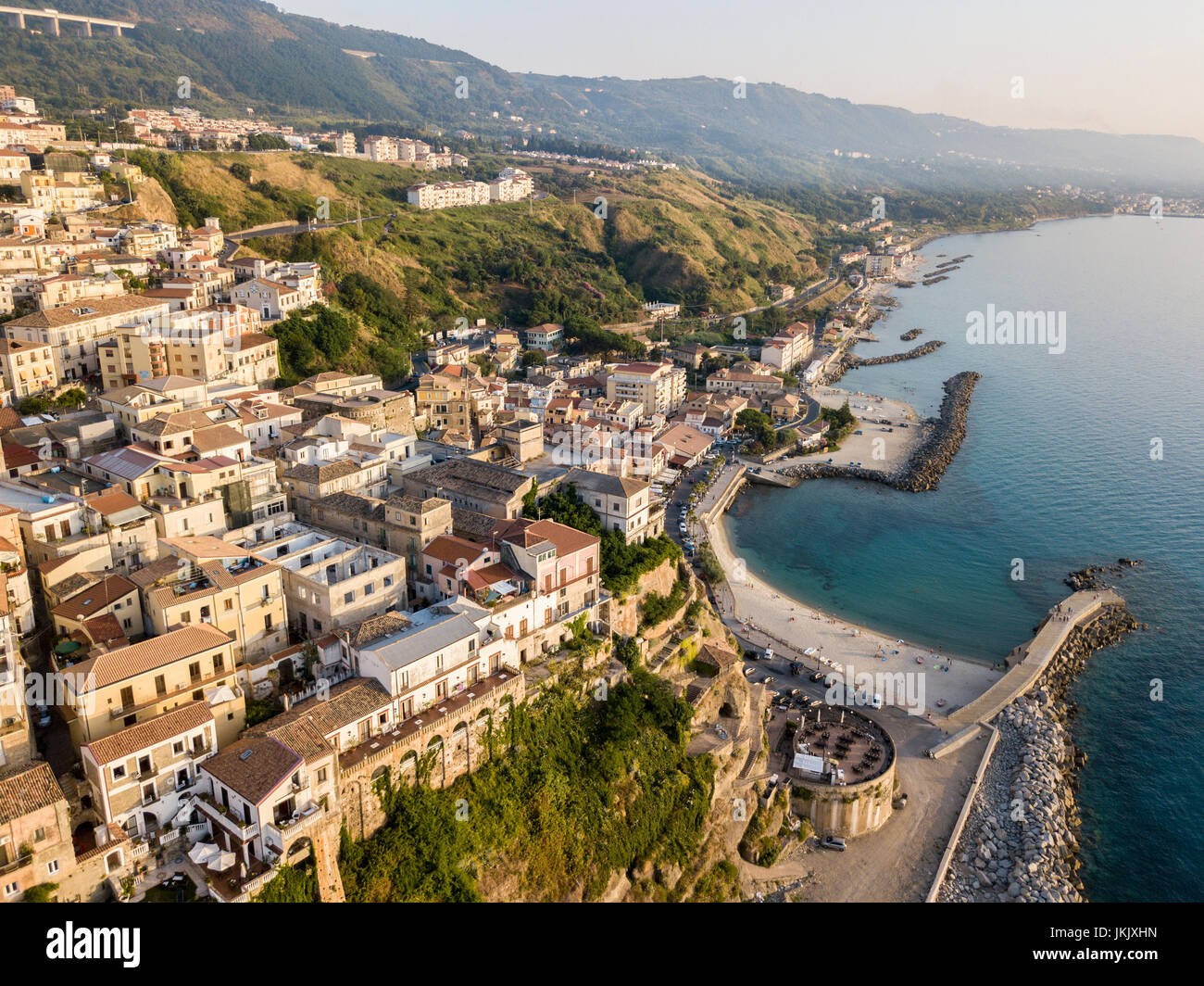 Luftaufnahme des Pizzo Calabro, Pier, Burg, Kalabrien, Italien Tourismus. Blick von der kleinen Stadt Pizzo Calabro am Meer. Häuser auf dem Felsen. Stockfoto