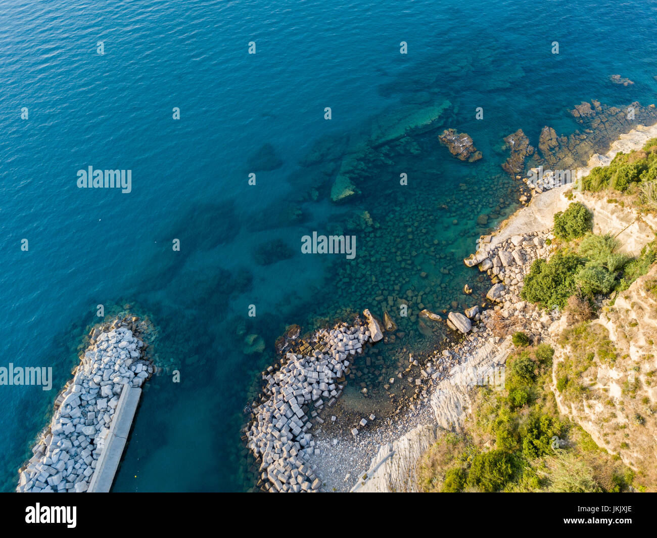 Luftaufnahme der Felsen am Meer. Überblick über den Meeresboden, von oben gesehen, transparentes Wasser Stockfoto