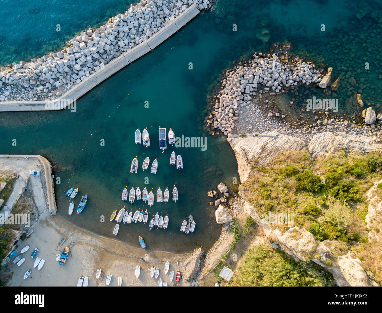 Luftaufnahme des Pizzo Calabro, Kalabrien, Italien. Häuser am Felsen, Hafen und Mole mit festgemachten Boote Stockfoto