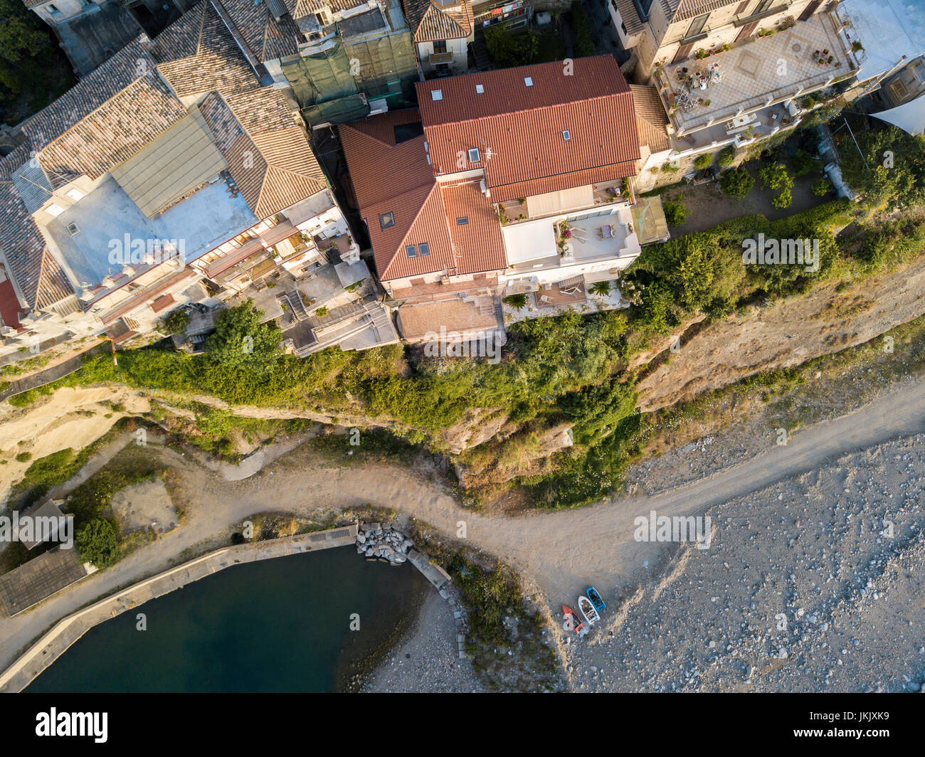 Luftaufnahme des Pizzo Calabro bei Sonnenuntergang, Kalabrien, Italien. Häuser auf dem Felsen aus dem Meer gesehen Stockfoto