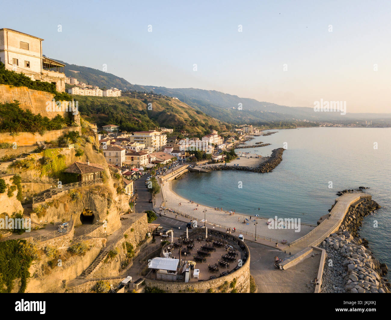 Luftaufnahme des Pizzo Calabro bei Sonnenuntergang, Kalabrien, Italien. Häuser auf dem Felsen aus dem Meer gesehen Stockfoto