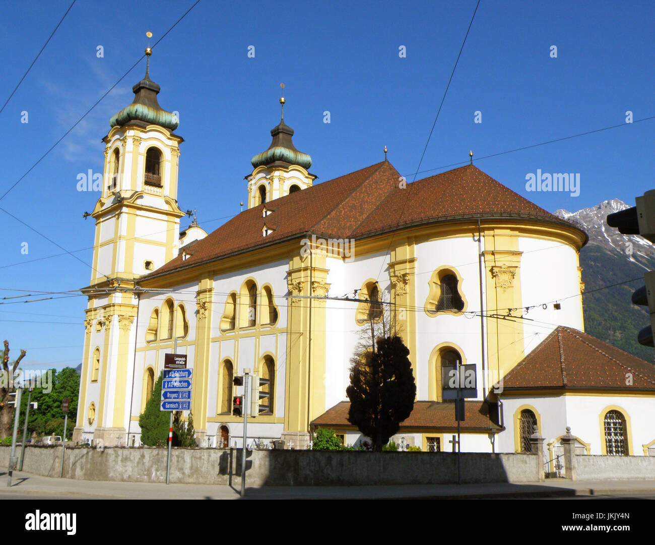 Abtei Basilika Wilten unter dem strahlend blauen Himmel, Innsbruck, Österreich Stockfoto