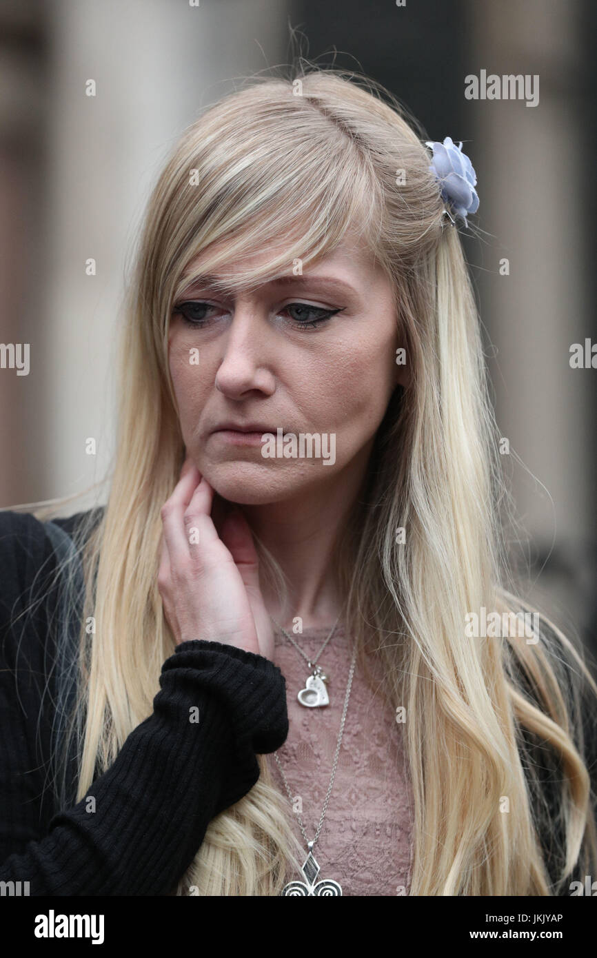 Charlie Gards Mutter Connie Yates blickt auf als sein Vater Chris Gard zu den Medien außerhalb der High Court, London, spricht nachdem sie ihren juristischen Kampf über Behandlung von unheilbar Kranken Baby endete. Stockfoto