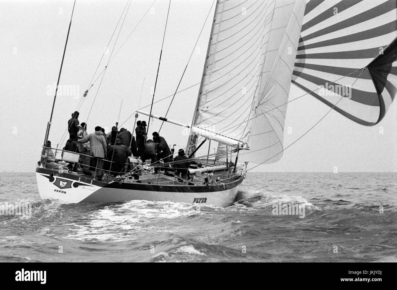 AJAXNETPHOTO. 23. JULI 1981. DER SOLENT, ENGLAND - WHITBREAD RENNEN ENTRY - DEUTSCHEN FRERS ENTWORFEN ALUMINIUM 76FT SLOOP FLYER SKIPPERED DURCH CORNELIS VAN RIETSCHOTEN. FOTO: JONATHAN EASTLAND/AJAX REF; 812307 Stockfoto