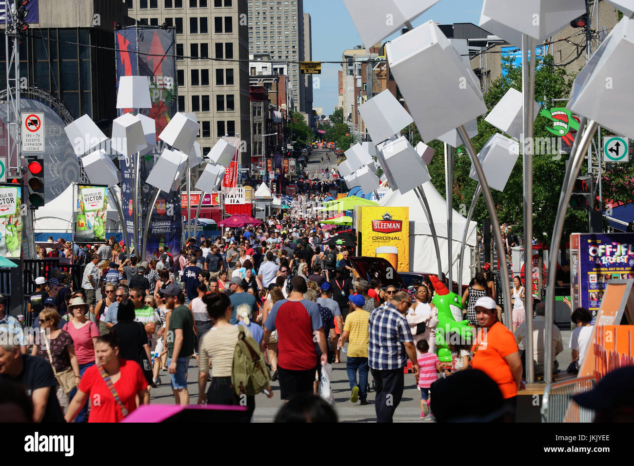 Montreal, Kanada 23 July,2017.St-Catherine Straße voller Menschen bei Just for Laughs Festival. Kredit: Mario Beauregard/Alamy Live neu Stockfoto