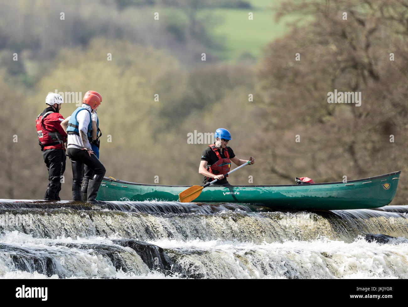 Kanufahrer auf Wehr Stockfoto
