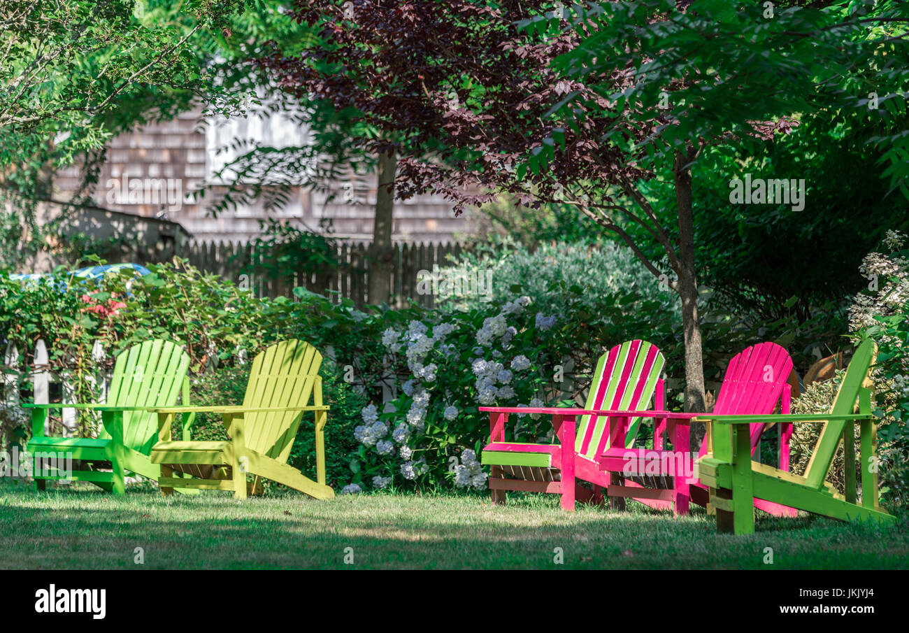 fünf Outdoor-Lounge-Stühle in verschiedenen Farben in Ost-Hampton Hof, east Hampton, ny Stockfoto