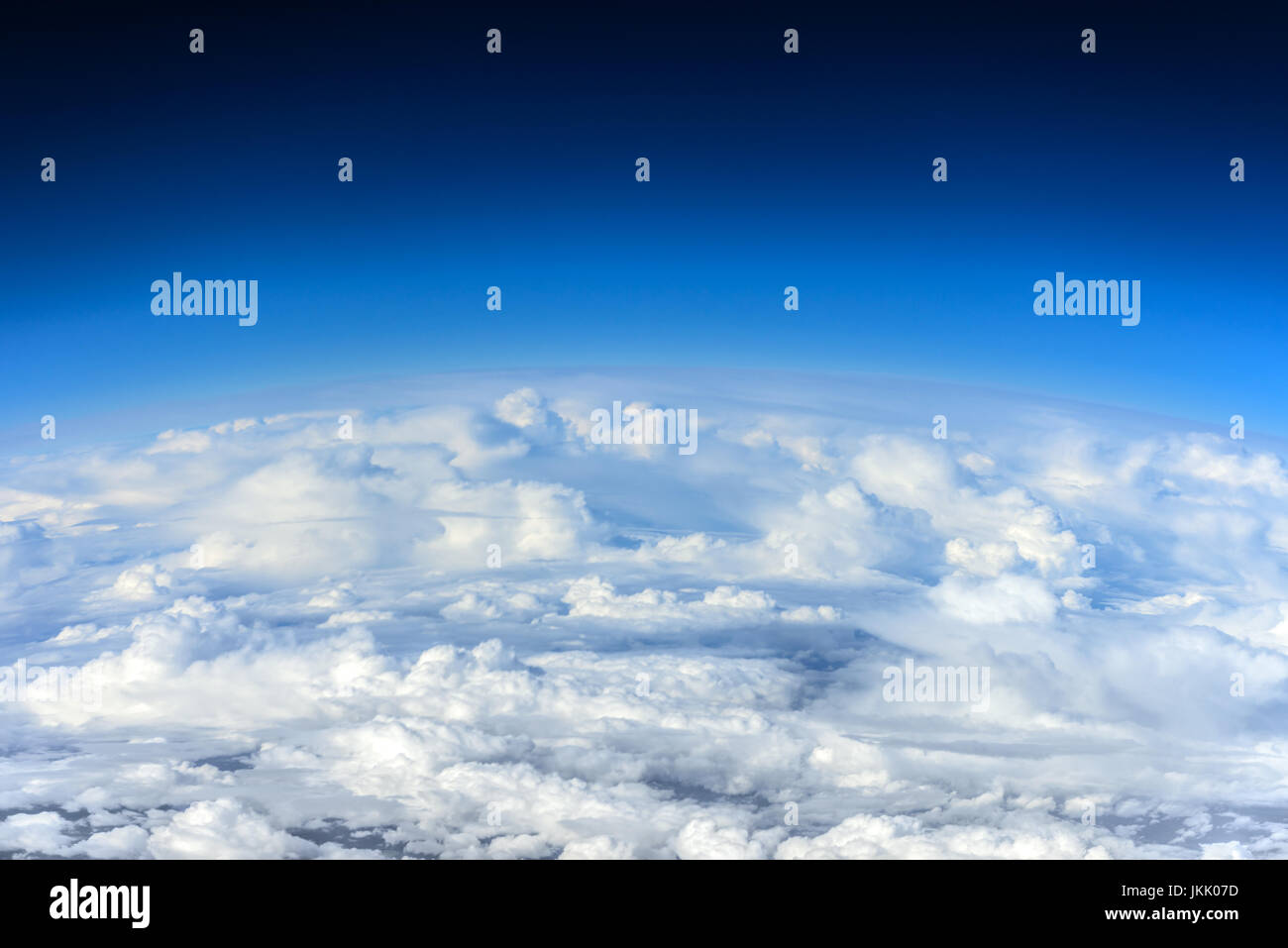Wolken, ein Blick aus dem Flugzeugfenster Stockfoto
