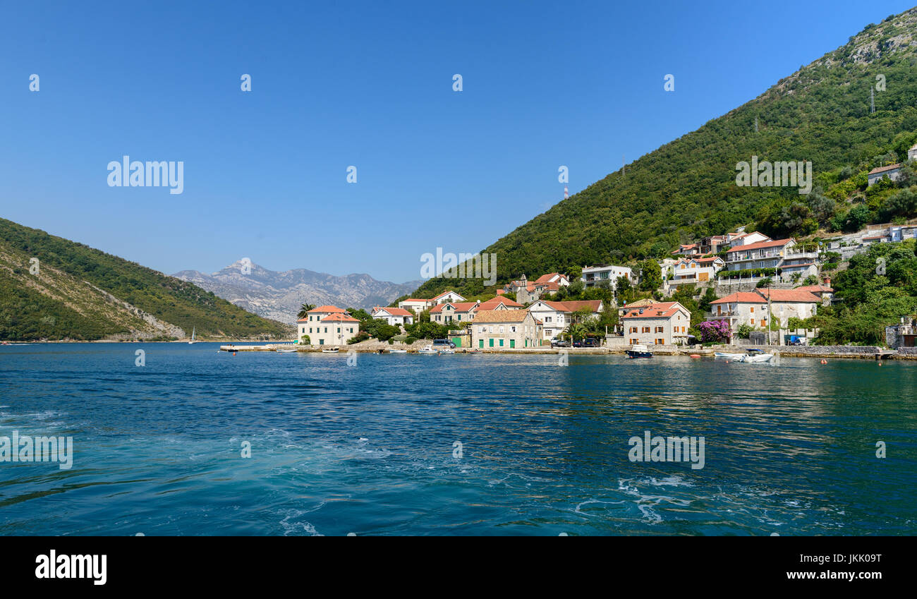 Panoramia Blick auf die Bucht von Kotor, Montenegro. Lepetane Stadt Stockfoto