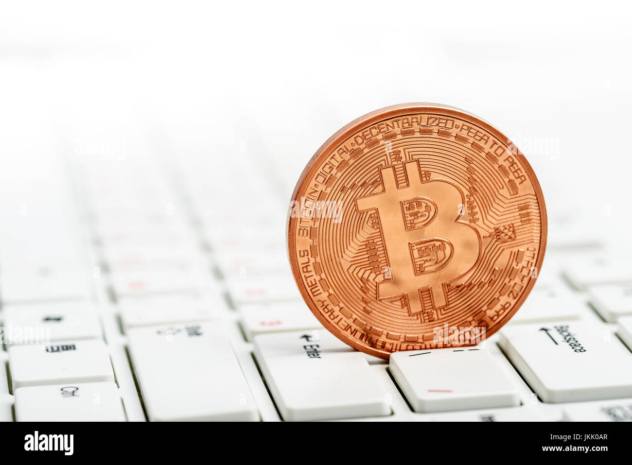 Bitcoin Münzen auf weiße Tastatur und Geld Stockfoto