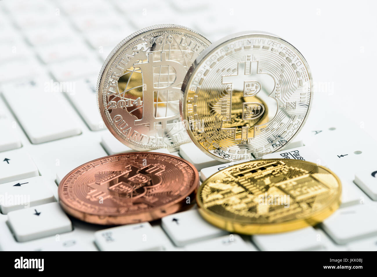 Bitcoin Münzen Gold und Silber auf weiße Tastatur Hintergrund Stockfoto