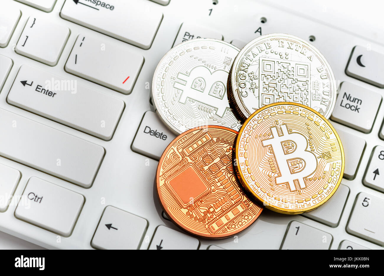 Bitcoin Münzen Gold und Silber auf weiße Tastatur Hintergrund Stockfoto