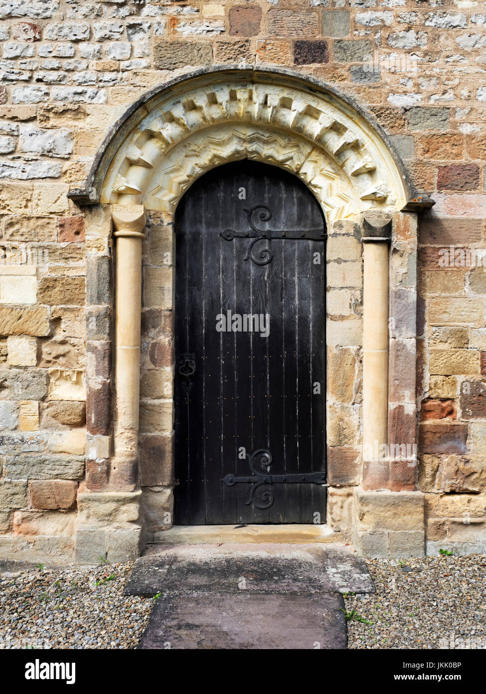 Norman gewölbte Tür am St. Mary die Jungfrau anglikanische Pfarrkirche am Goldsborough bei Knaresborough North Yorkshire England Stockfoto