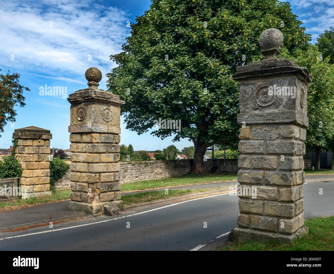 Tor-Piers im Dorf Eingang Goldsborough bei Knaresborough North Yorkshire England Stockfoto