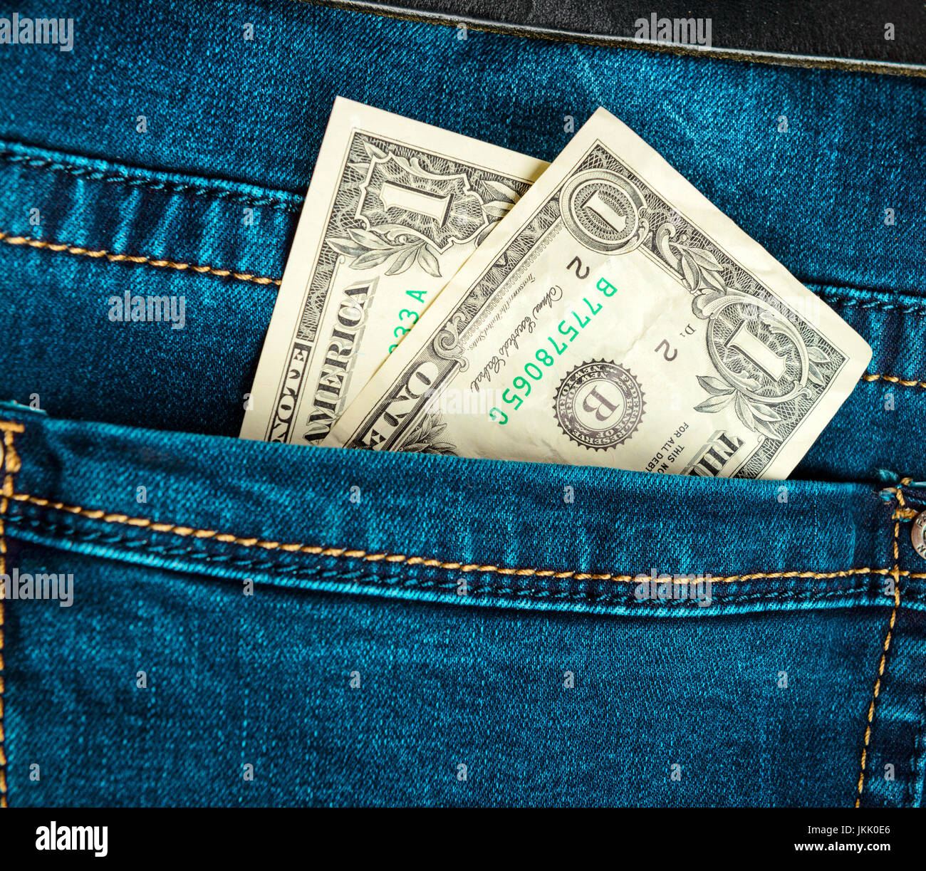 Blau trendige Jeans mit zwei US-Dollar Bill auf seine Tasche Stockfoto