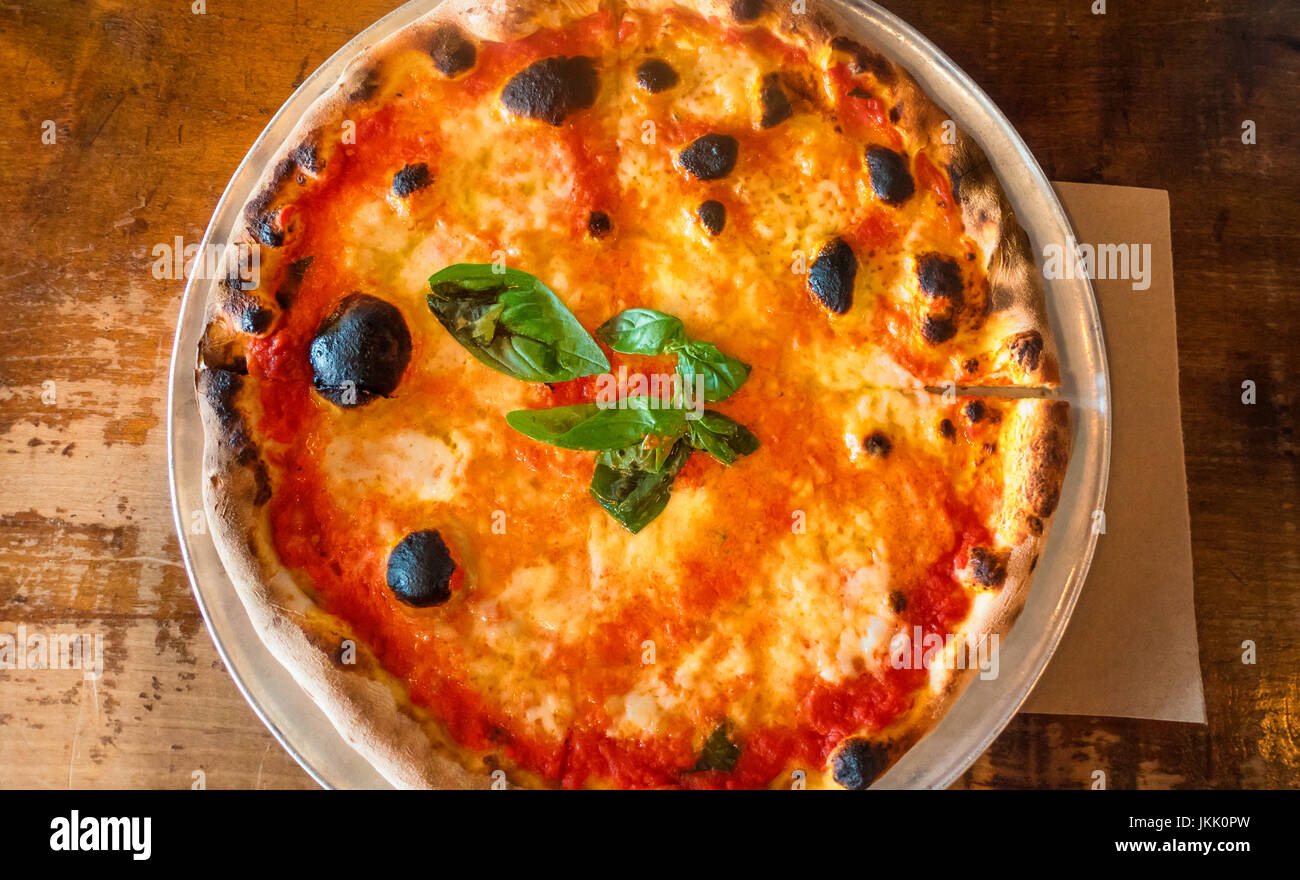 Pizza Margharita, eine klassische neapolitanische Pizza mit Mozzarella, Tomaten und Basilikum, erstellen die Farben der italienischen Flagge: rot, weiß und grün Stockfoto