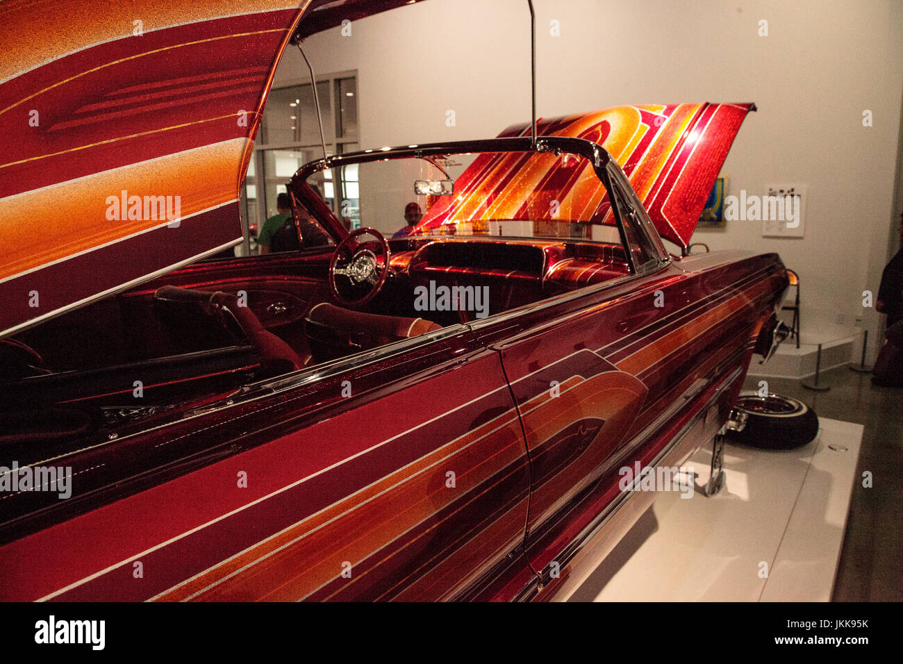 Los Angeles, CA, USA - 23. Juli 2017: El Rey Süßigkeiten farbigen Lowrider 1963 Chevrolet Impala Künstlers Albert de Alba im Petersen Automotiv angezeigt Stockfoto