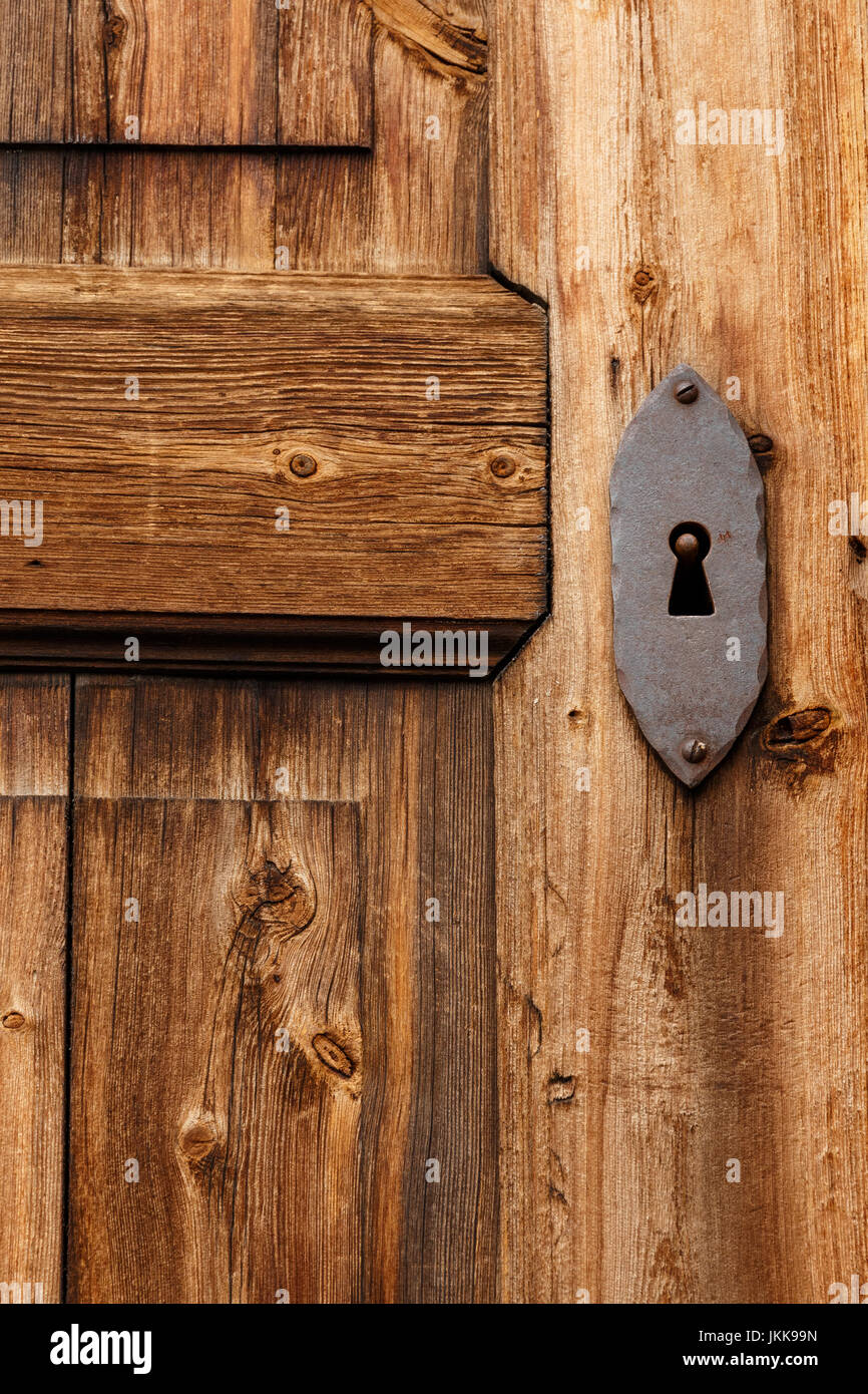 Nahaufnahme von einer alten Holztür mit rostigen Schlüsselloch Stockfoto