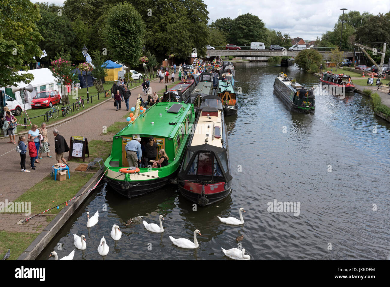 Kennet & Avon Canal bei Newbury Berkshire England UK. 23. Juli 2017. Besucher und Freizeitsektor Newbury Wasserstraßen Festival im Victoria Park auf th Stockfoto