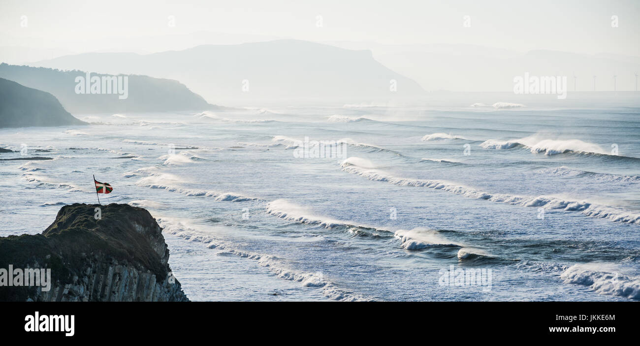 Ikurrina Fahne mit WindyWaves in Sopelana Strand, Baskenland Stockfoto