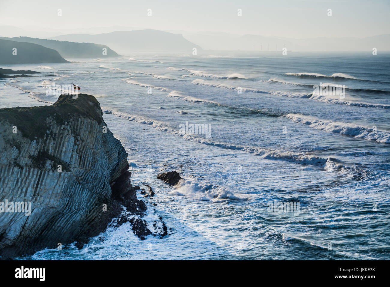 Ikurrina Fahne mit WindyWaves in Sopelana Strand, Baskenland Stockfoto