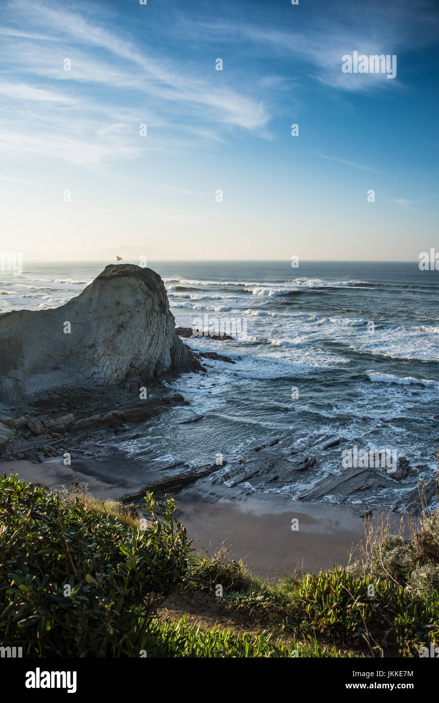 Ikurrina Fahne mit WindyWaves in Sopelana Strand, Baskenland Stockfoto