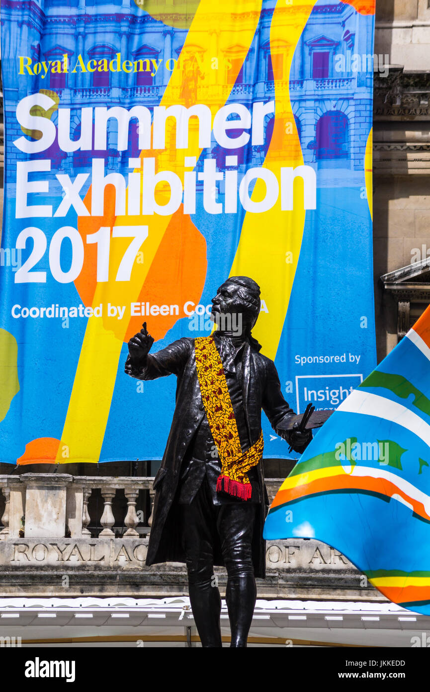 Statue von Joshua Reynolds, Sommer Ausstellung 2017 Banner 'Wind Skulptur' von Yinko Shonibare, Royal Academy Burlington House Piccadilly London England Stockfoto
