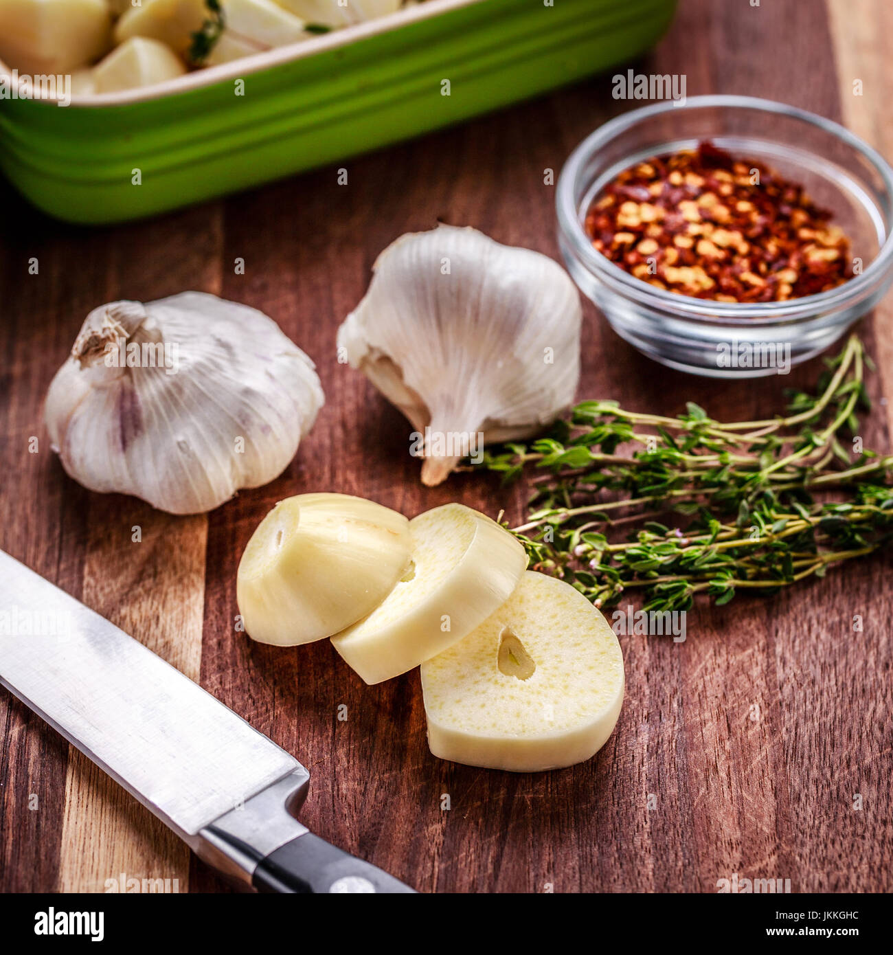 Geröstetem Knoblauch Zutaten vorbereiten, enthält frischer Thymian und ...