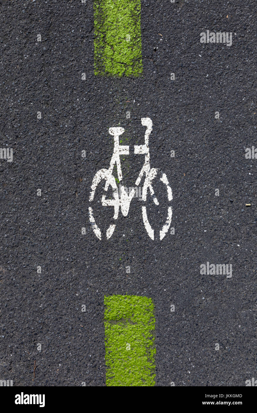 Fahrrad-Symbol auf der Straße an einem Fahrradweg gemalt Stockfoto