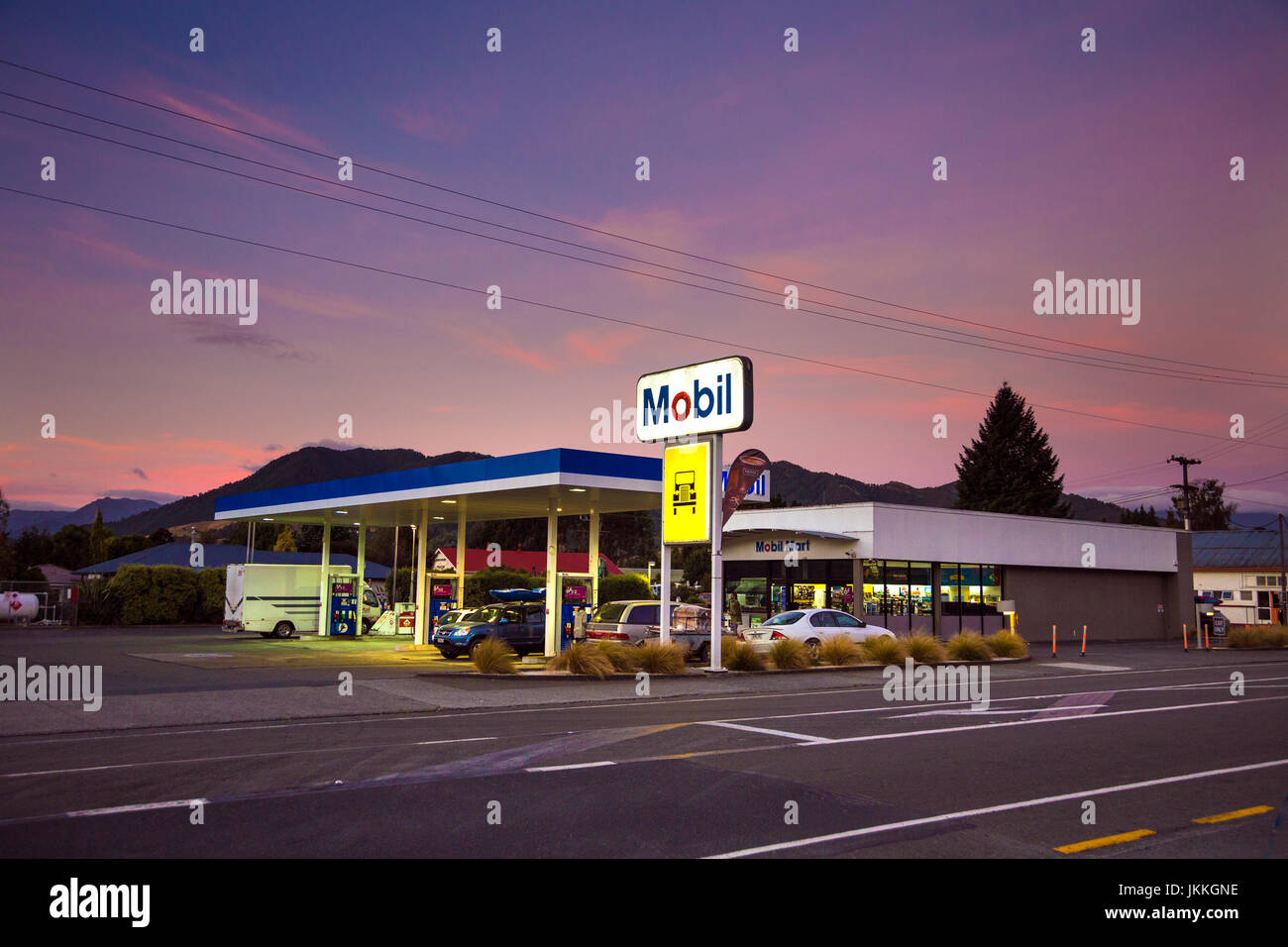 Mobil-Tankstelle in der Abenddämmerung in Neuseeland Stockfoto