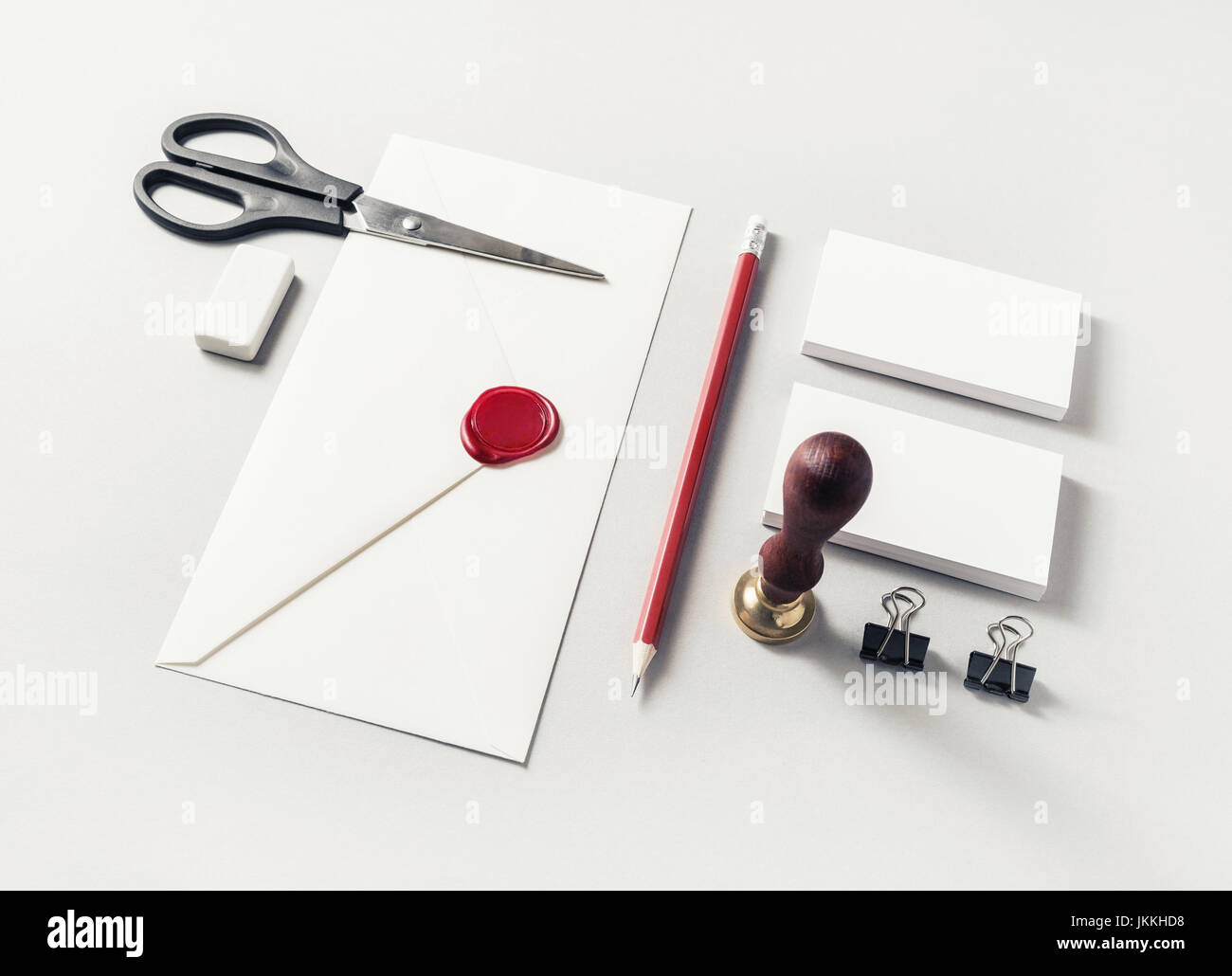 Leeres Briefpapier auf Papierhintergrund gesetzt. Mock-up für das branding Identität. Vorlage für Designpräsentationen und Portfolios. Stockfoto