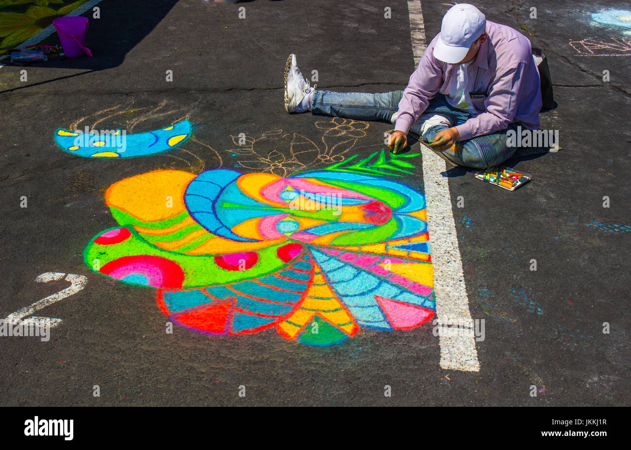 Mann, die letzten Schliff auf Zeichnung Chalk Walk Event Stockfoto