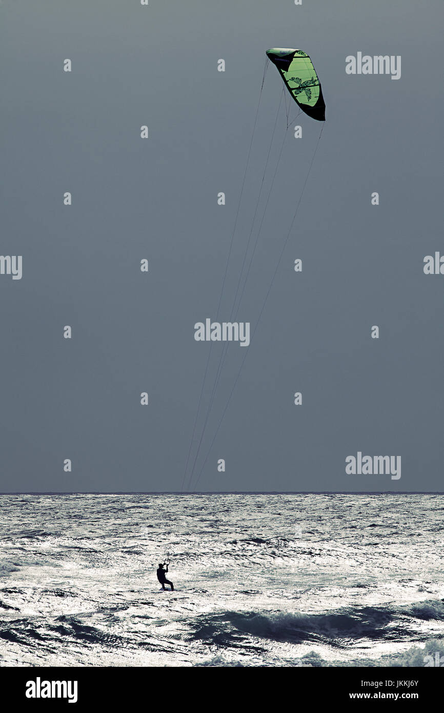 Kiteboarder weit draußen auf dem Meer. Stockfoto