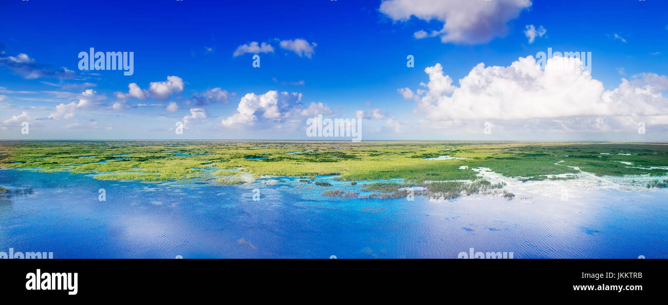 Einen Panoramablick über die Everglades, fotografiert von einer Drohne auf einer Höhe von 300 Fuß. Stockfoto