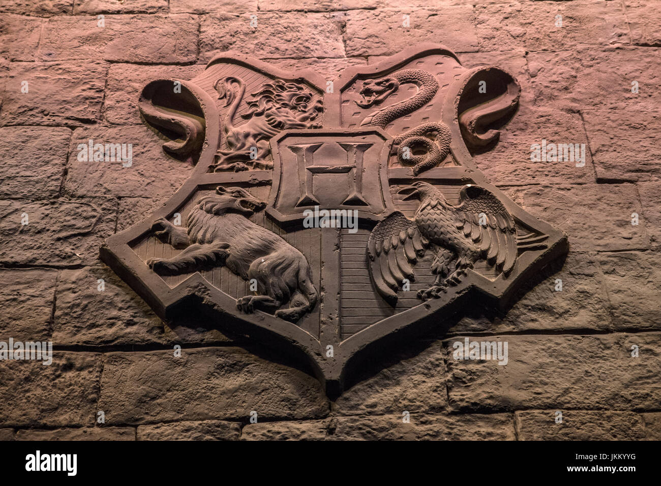LEAVESDEN, UK - 19. Juni 2017: Der Hogwarts-Wappen auf dem Set von der Aula in Hogwarts, bei der Herstellung von Harry Potter Studiotour im W Stockfoto