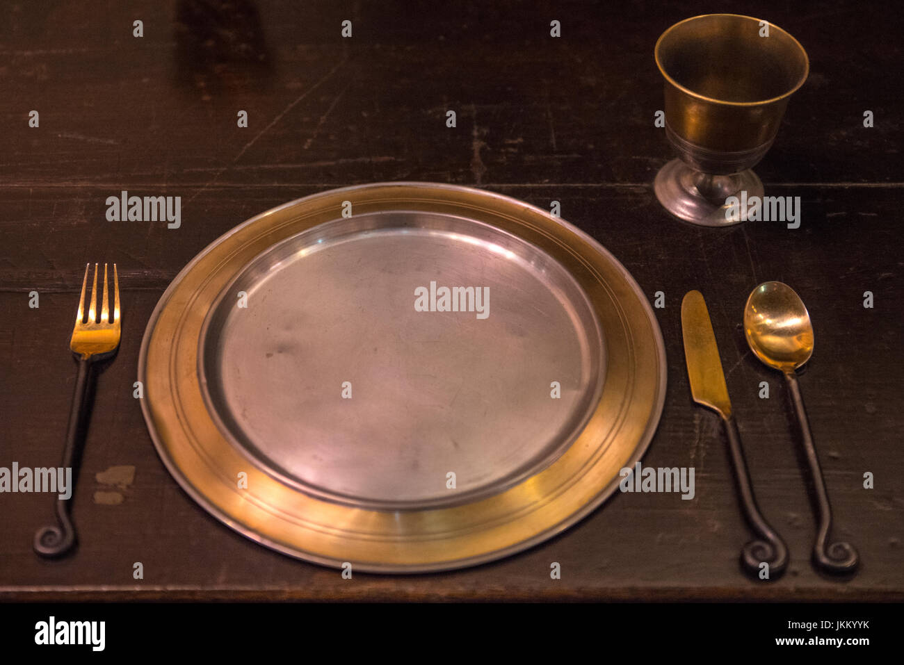 LEAVESDEN, UK - 19. Juni 2017: Einen Tisch Platz auf den Satz von der Aula in Hogwarts, bei der Herstellung von Harry Potter Studiotour bei Warner Bros s Stockfoto