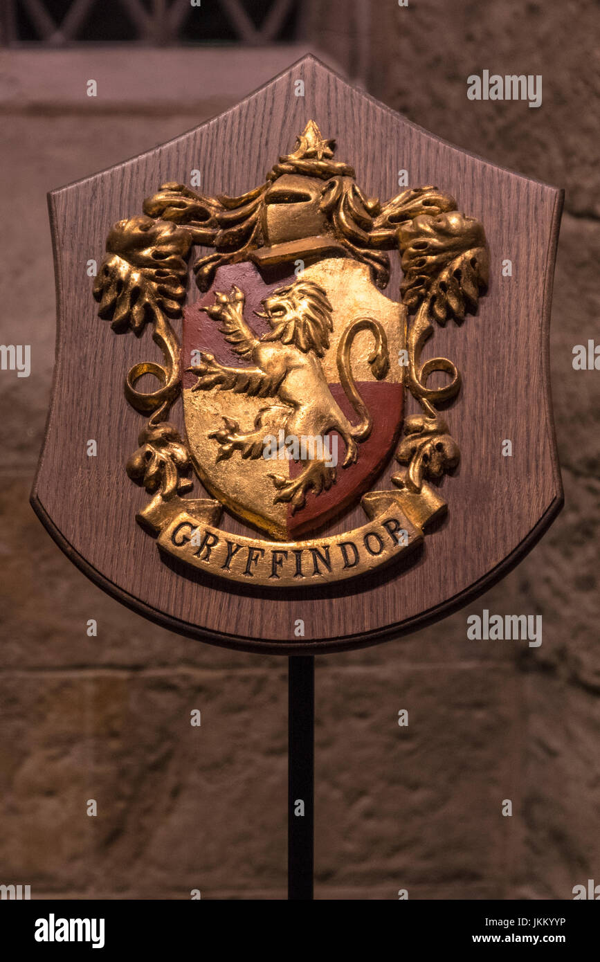 LEAVESDEN, UK - 19. Juni 2017: The Gryffindor Wappen am Set des großen Saals in Hogwarts, bei der Herstellung von Harry Potter-Studiotour bei der Stockfoto