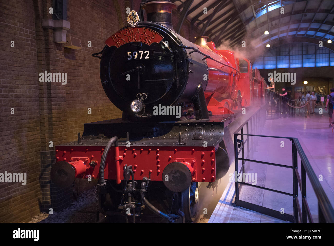 LEAVESDEN, UK - 19. Juni 2017: The Hogwarts Express Zug am Set von Platform 9 3/4 bei der Herstellung von Harry Potter Studio Tour bei Warner Bros. Stockfoto