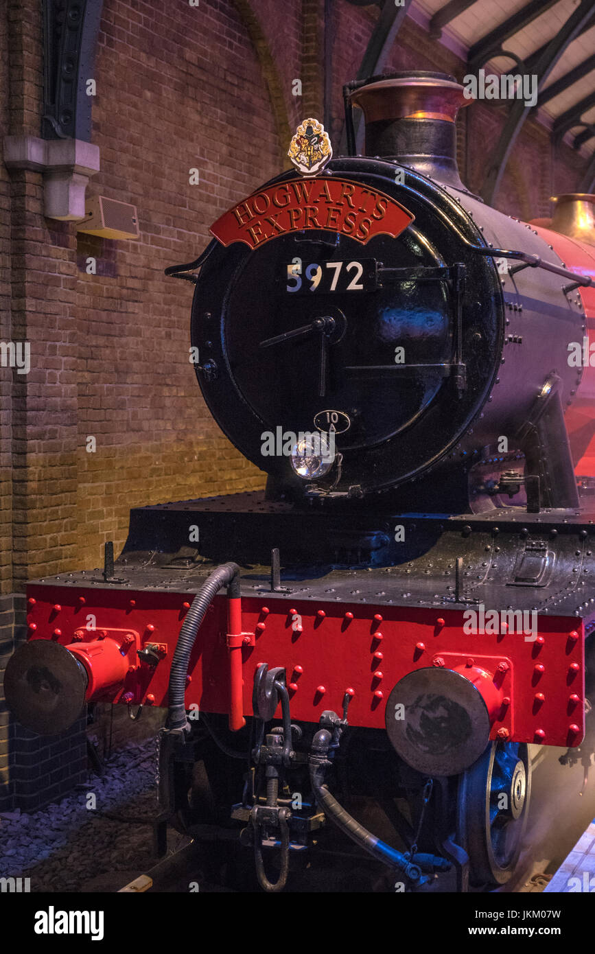 LEAVESDEN, UK - 19. Juni 2017: The Hogwarts Express Zug am Set von Platform 9 3/4 bei der Herstellung von Harry Potter Studio Tour bei Warner Bros. Stockfoto