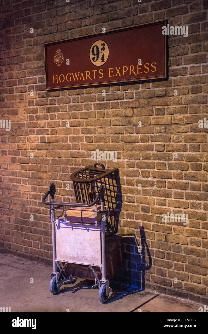 LEAVESDEN, UK - 19. Juni 2017: Der verschwindende Gepäckwagen am Set von Platform 9 3/4 bei der Herstellung von Harry Potter Studio Tour bei Warner Bro Stockfoto