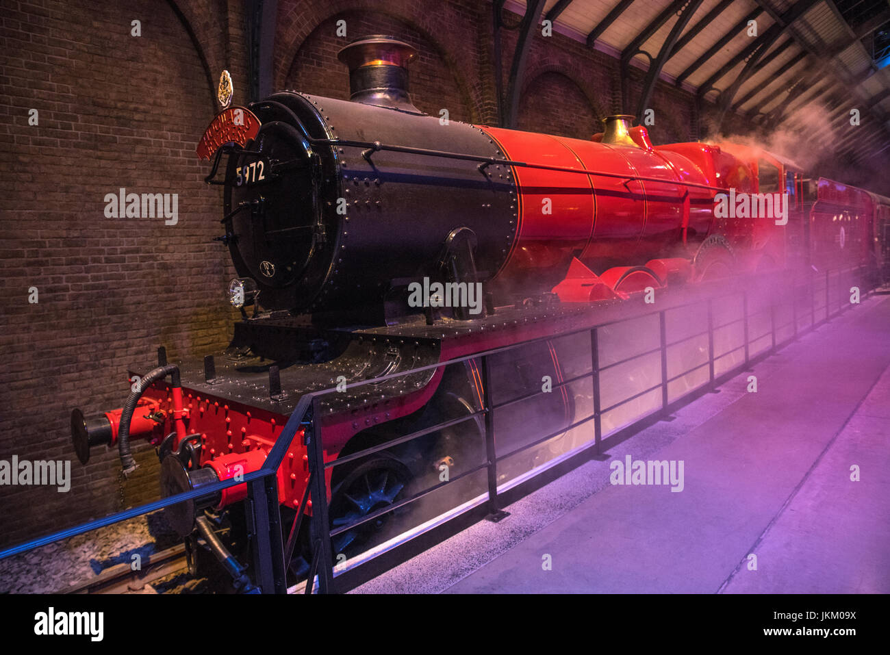 LEAVESDEN, UK - 19. Juni 2017: The Hogwarts Express Zug am Set von Platform 9 3/4 bei der Herstellung von Harry Potter Studio Tour bei Warner Bros. Stockfoto