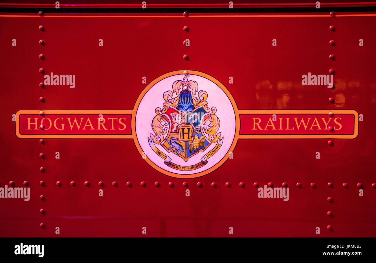 LEAVESDEN, UK - 19. Juni 2017: The Hogwarts Eisenbahn Schilder bei der Herstellung von Harry Potter Studio Tour bei Warner Bros.-Studios in Leavesden, UK, auf Stockfoto