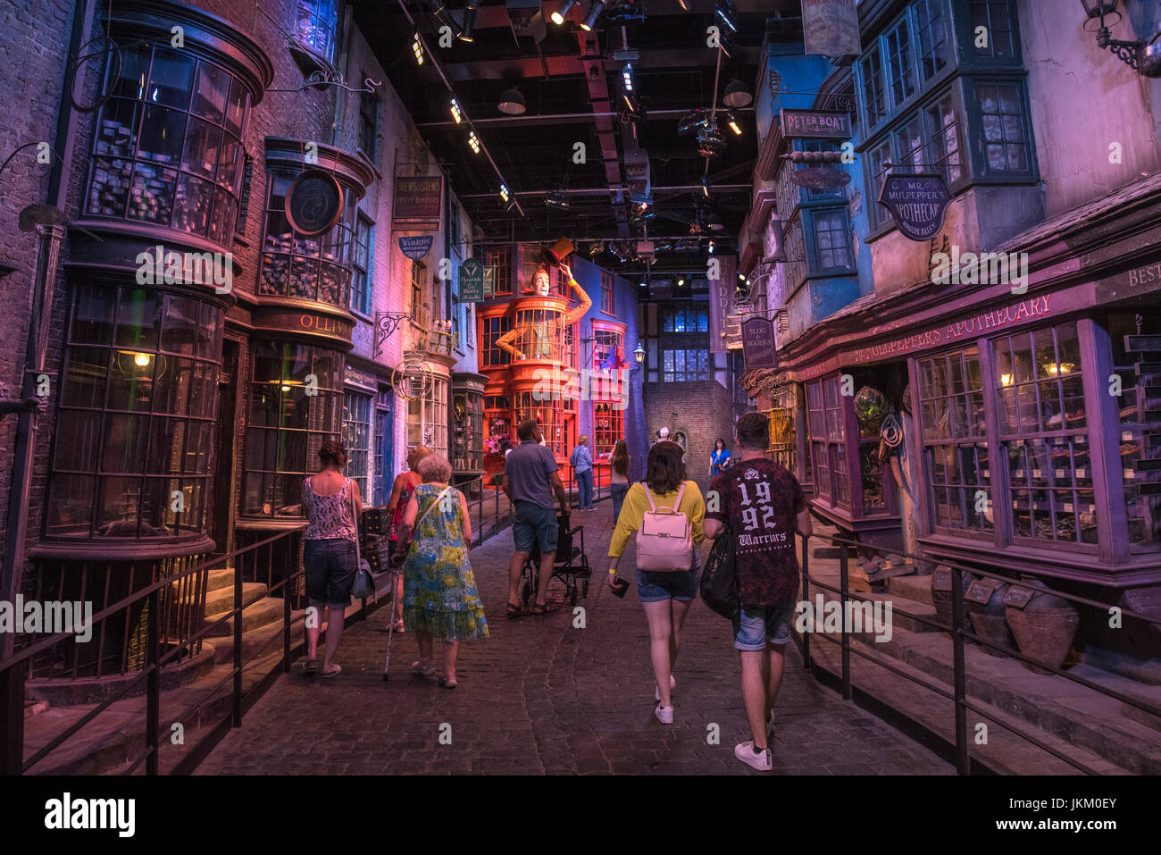 LEAVESDEN, UK - 19. Juni 2017: Besucher durchwandern die Winkelgasse Filmset, bei der Herstellung von Harry Potter Studio Tour auf dem Gestüt Warner Bros. Stockfoto