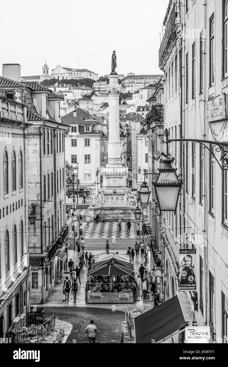 Schöne kleine Gasse in Lissabon mit Blick auf Dom-Pedro-Denkmal und Rossio-Platz Stockfoto