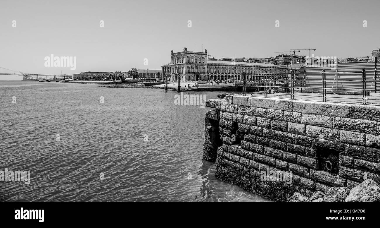 Blick vom Tejo über Comercio Platz in Lissabon - Lissabon - PORTUGAL Stockfoto