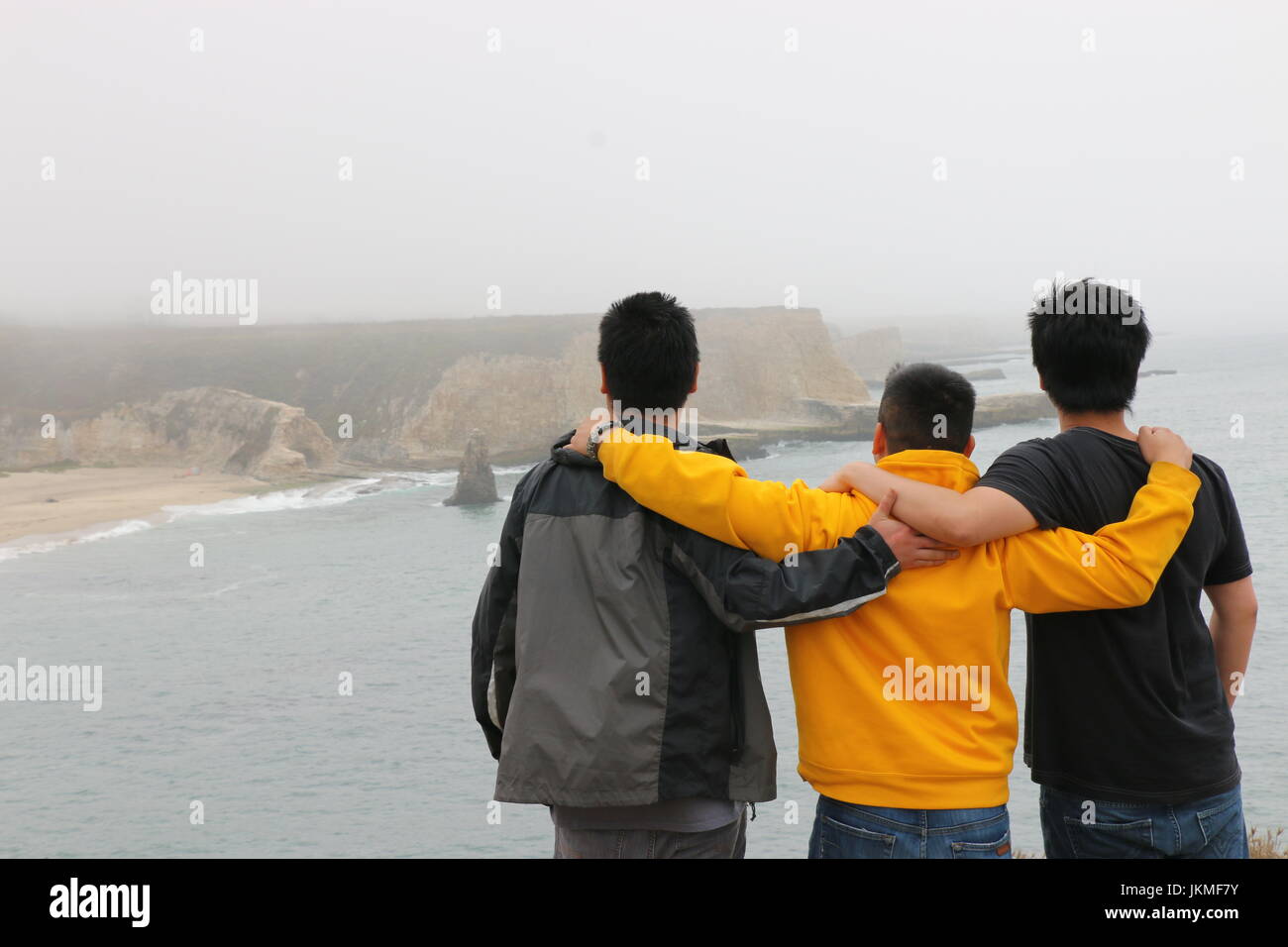 Drei junge asiatische Männer auf einer Wanderung mit Blick auf die Küste Kaliforniens, Davenport CA. Stockfoto