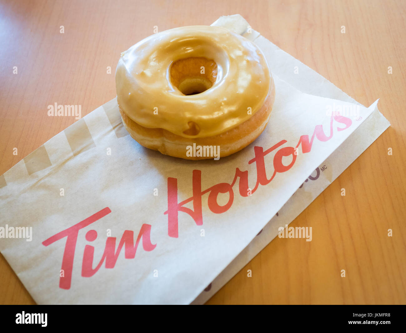 Ein Tim Hortons Ahorn Dip Donut. Stockfoto