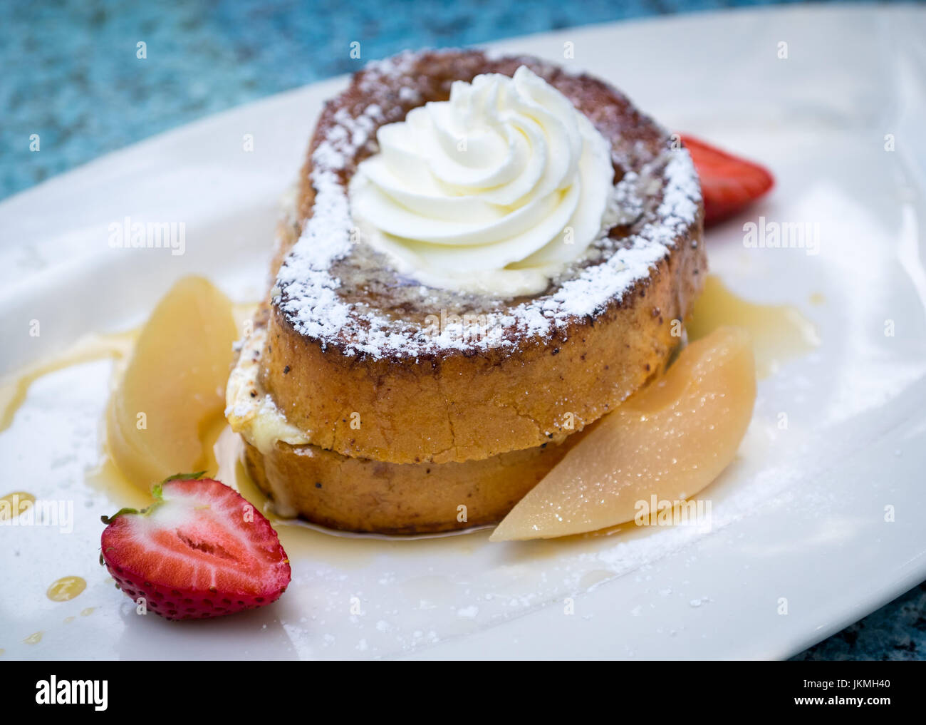 Wunderschön plattiert Zimt French Toast (eggy Brot) mit Sahne, Ahornsirup, Vanille pochierte Birnen und Erdbeeren. Stockfoto